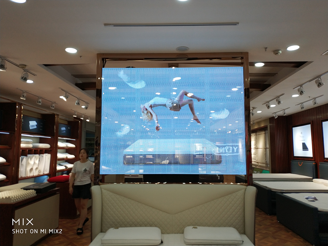 从“吸睛”到“吸金” LED透明显示屏助力品牌店铺